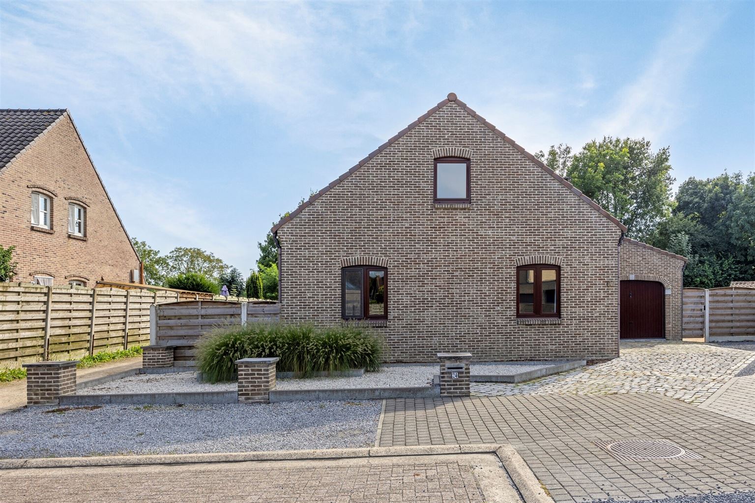 Vrijstaande, gelijkvloerse woning met 3 (+2) slaapkamers, een inpandige garage en een omheinde tuin, rustig gelegen nabij het centrum van Maaseik. foto 1