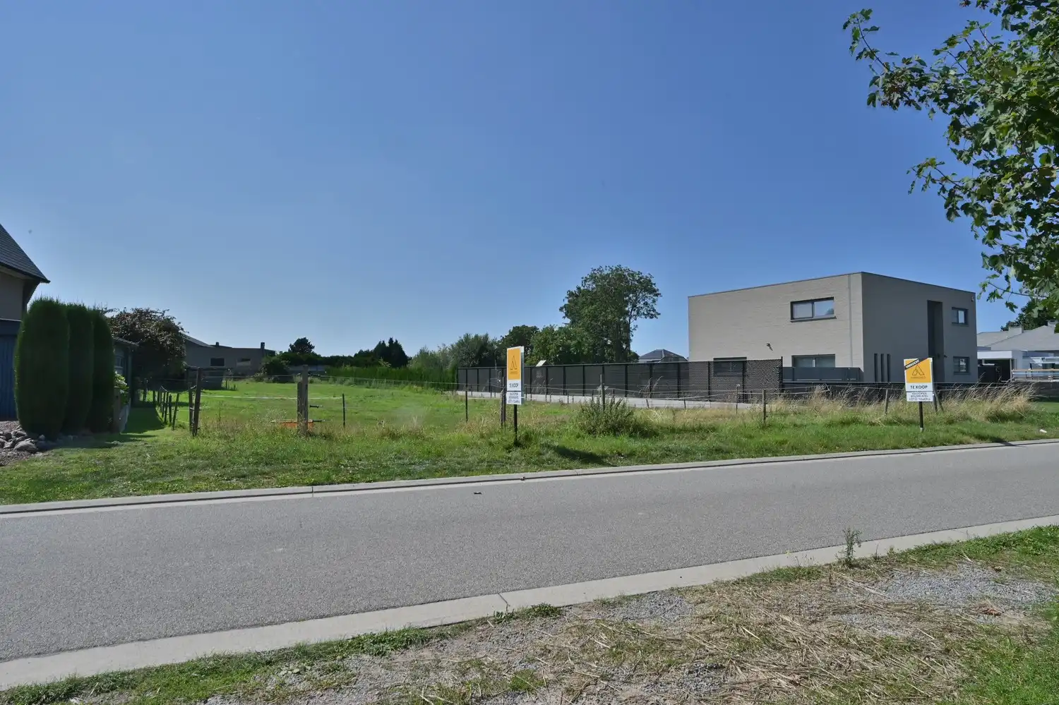 Bouwgrond bestemd voor halfopen bebouwing van 10a 49ca (1.049 m²), centraal gelegen in Lanaken-Veldwezelt foto 3