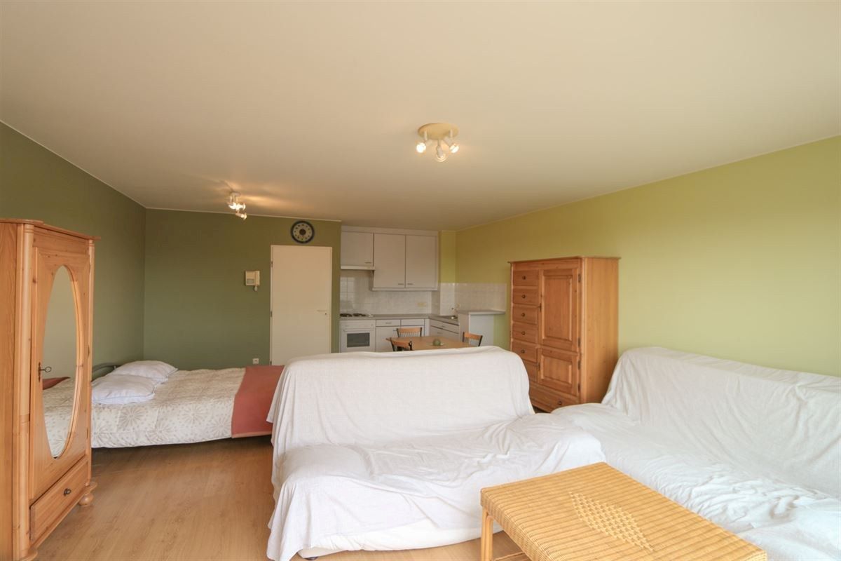 Gemeubelde studio met ruim terras te koop in Bredene foto 5