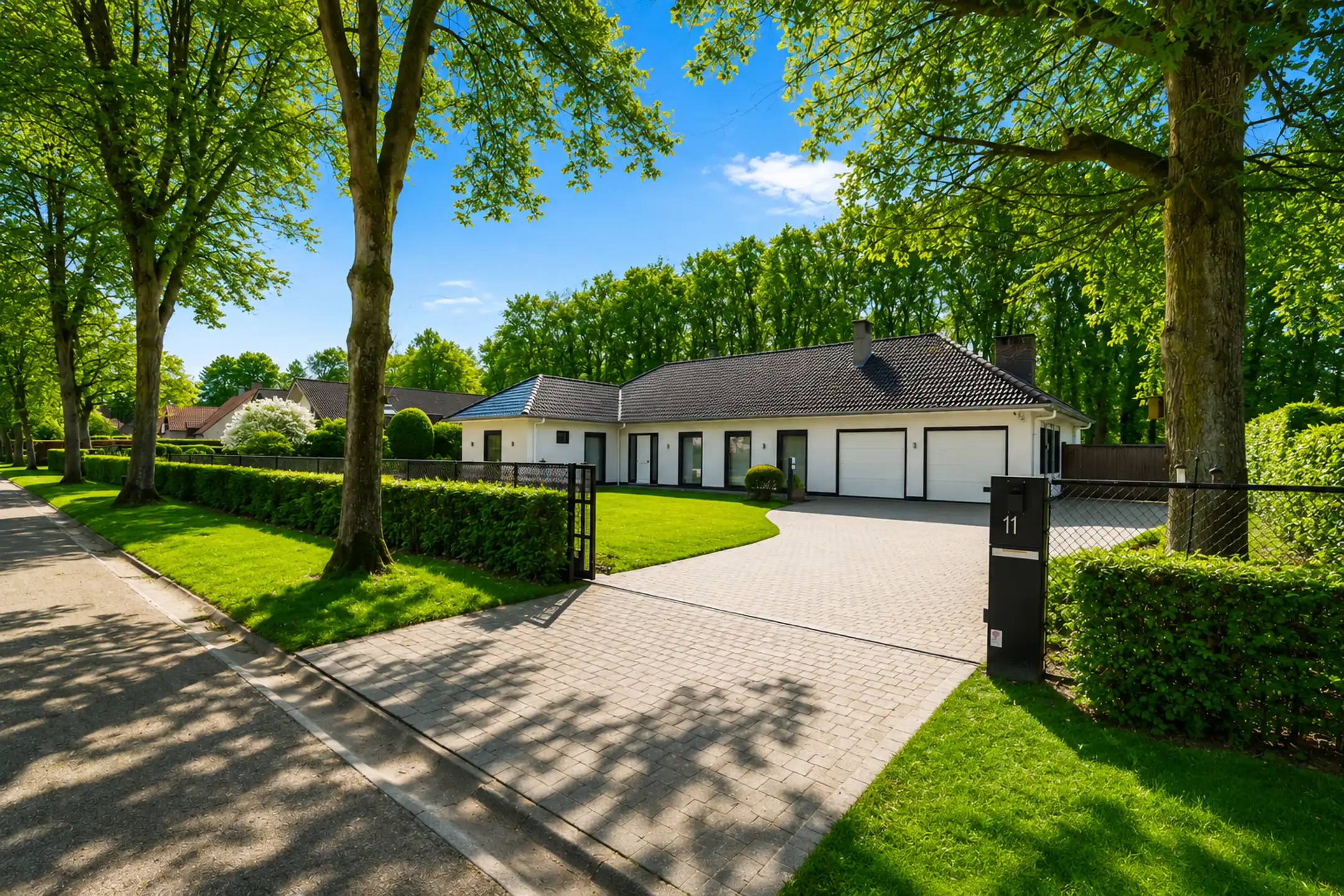 Instapklare gelijkvloerse villa op toplocatie (ca. 2.028 m²) foto {{pictureIndex}}