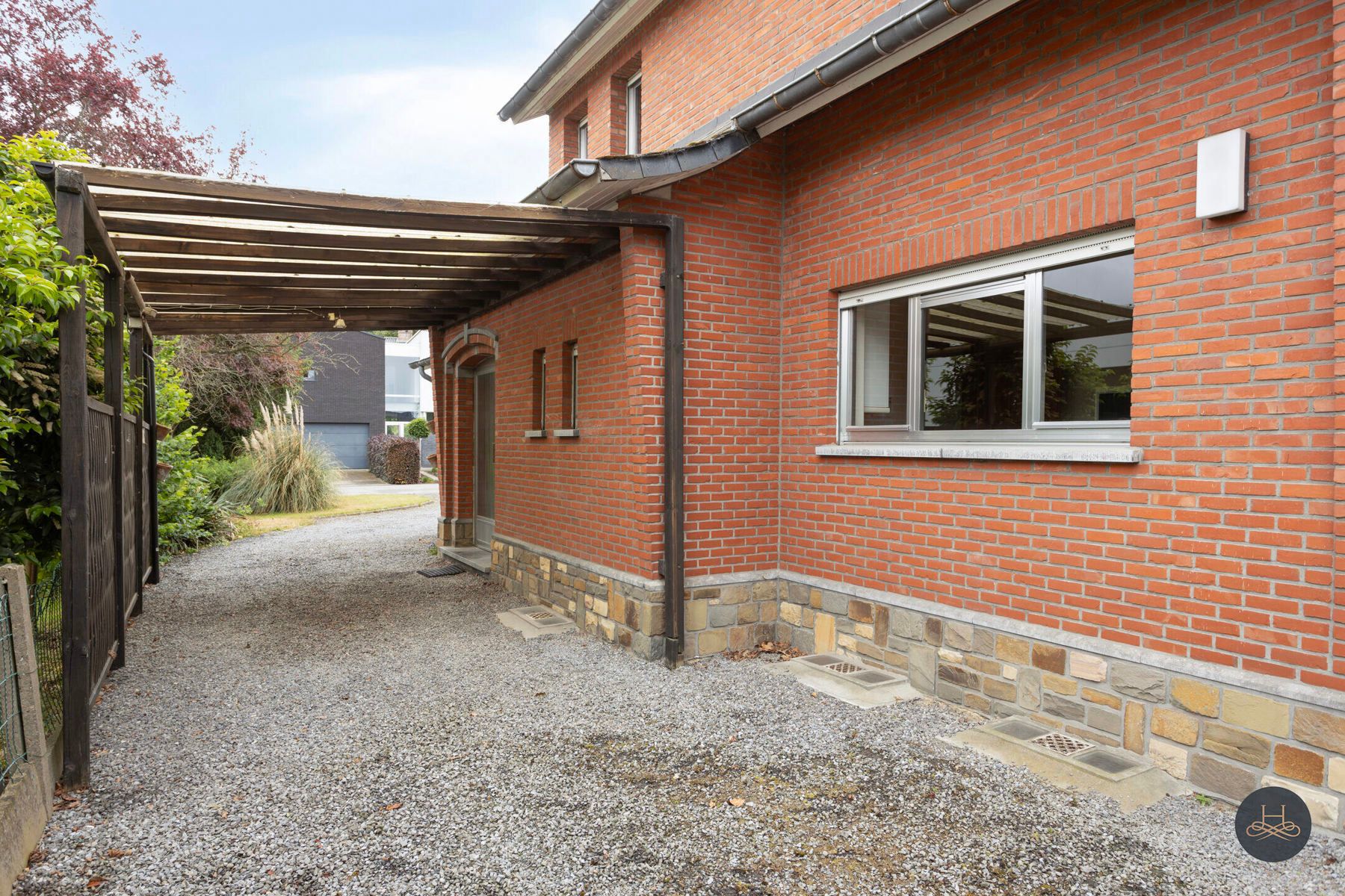 Ruime woning in een rustige groene wijk op een groot perceel foto 11