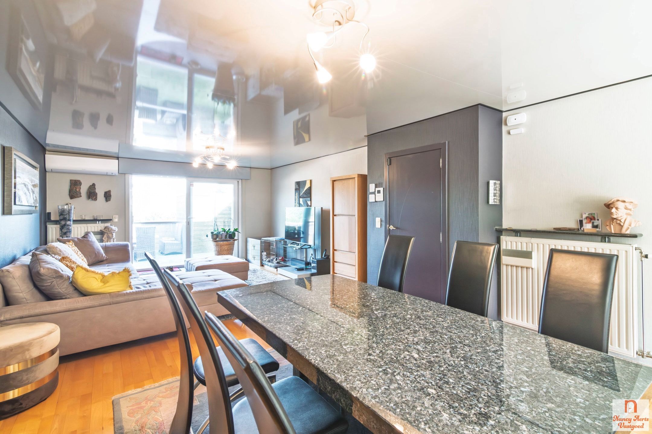 Ruim, stijlvol appartement met 3 slaapkamers foto 5