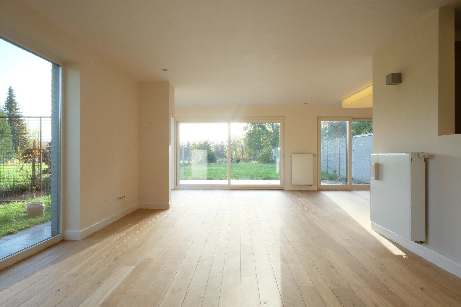 Recente ruime moderne halfopen woning met tuin en garage. foto 2