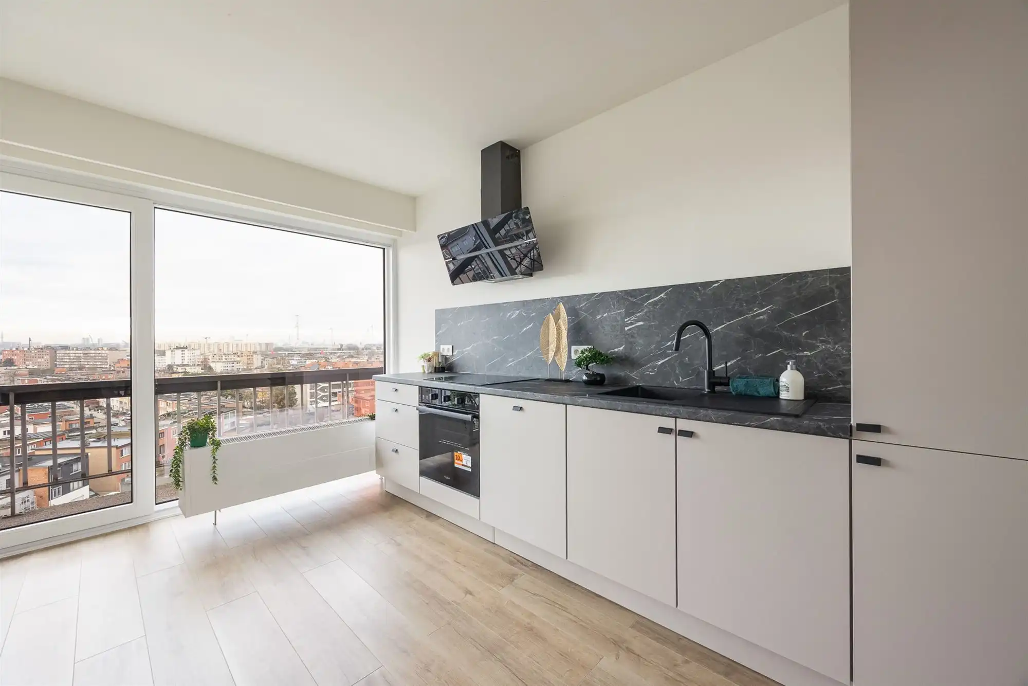 Gerenoveerd app. met 2 slpkmrs. en prachtig uitzicht foto 12