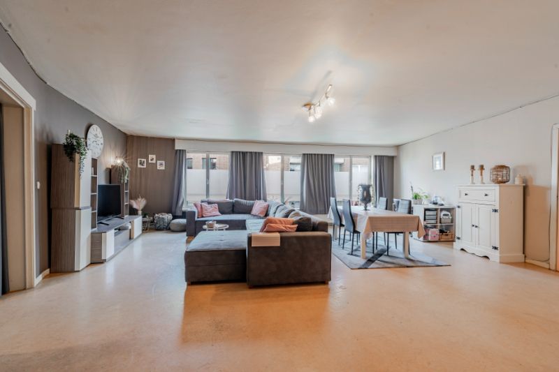 Zeer ruim appartement met 3 slaapkamers! foto 2