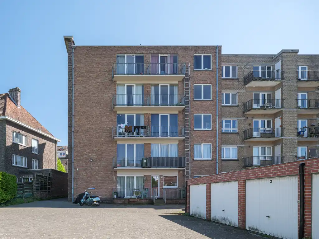 Stijlvol tweeslaapkamerappartement met mid-century karakter nabij Gent-Sint-Pieters foto 11