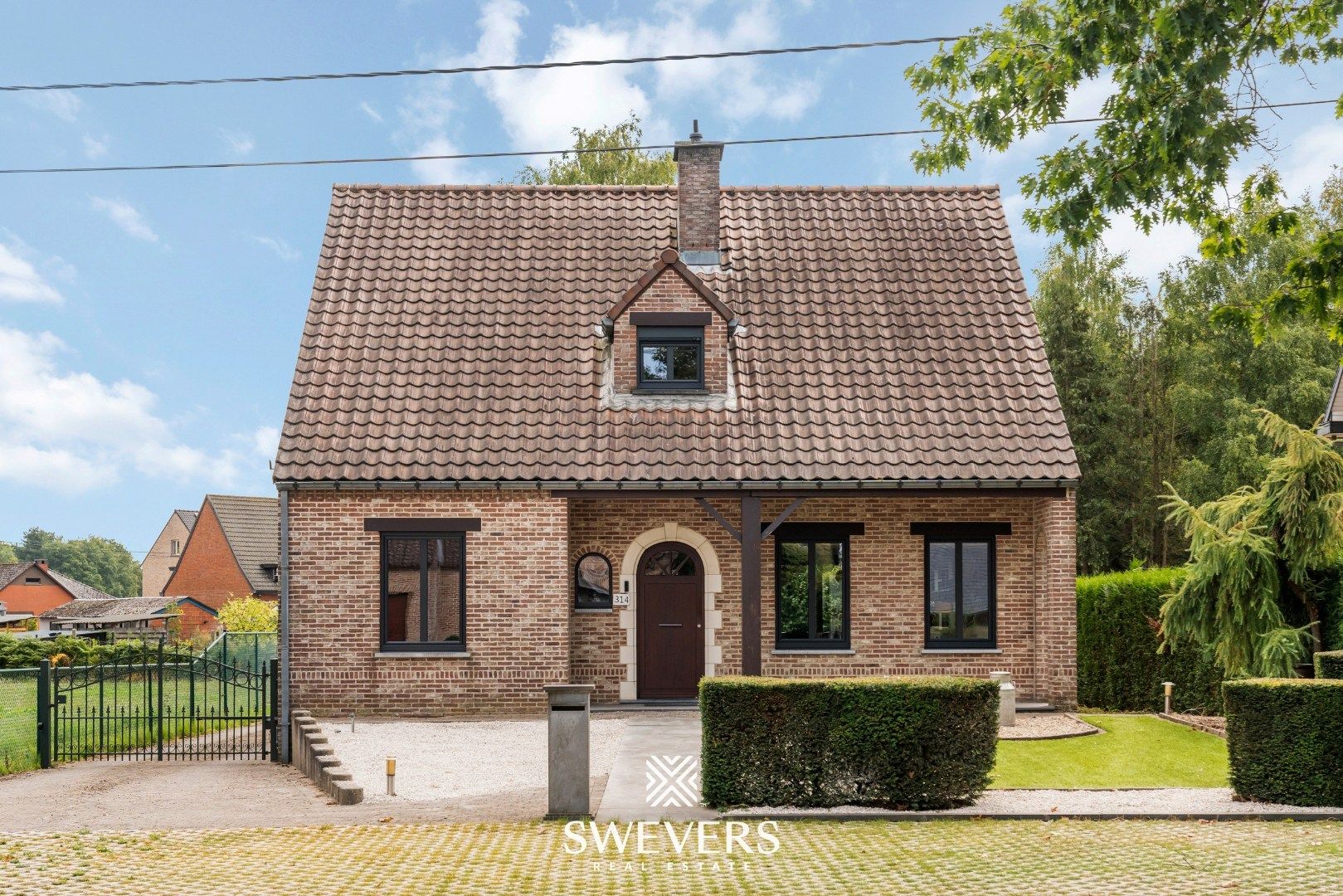Landelijke vrijstaande woning met ruime slaapkamers, zonnig terras en tuin foto {{pictureIndex}}
