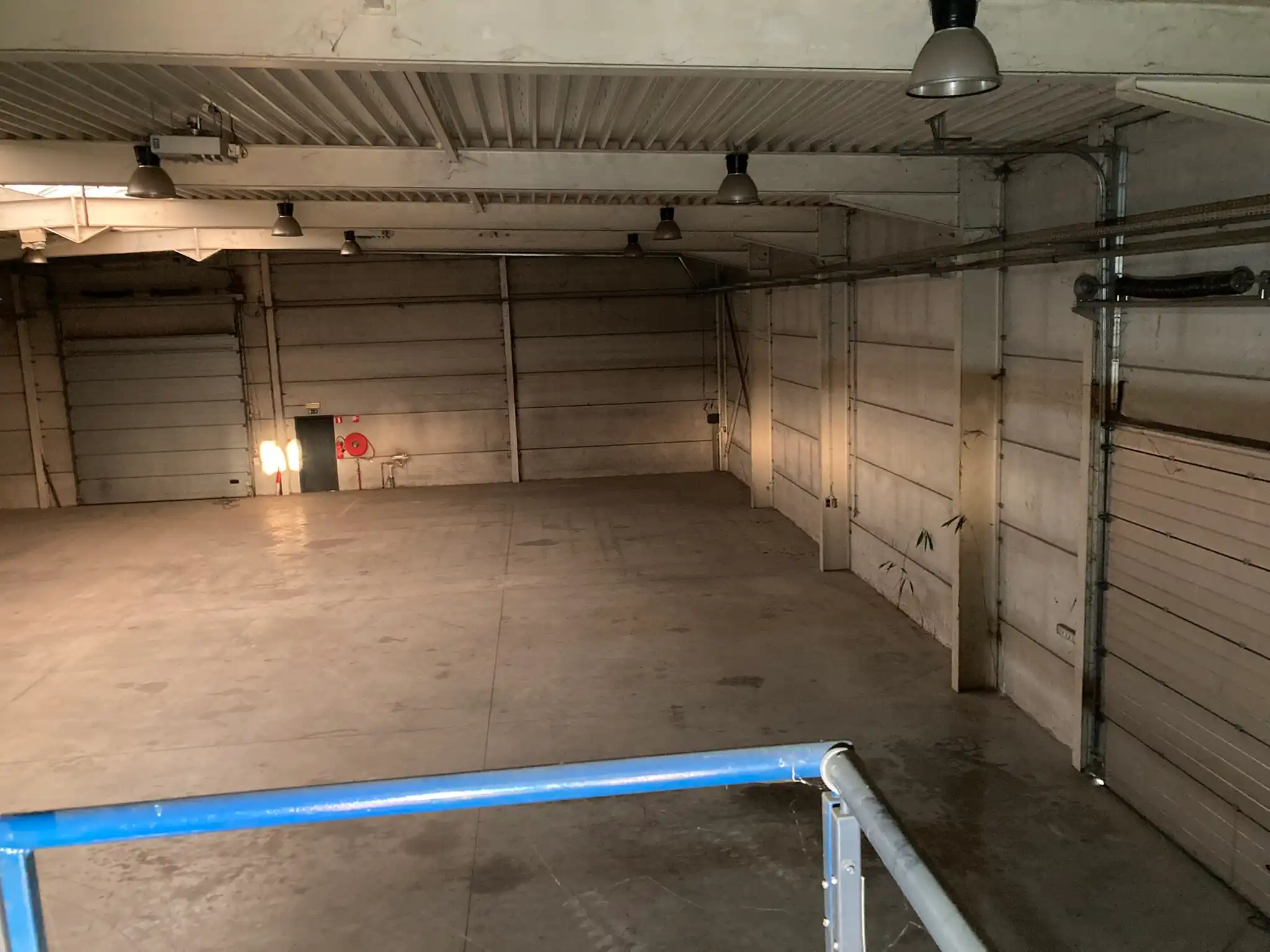 Bedrijfsgebouw met magazijn, kantoren, ruime buitenruimte en hoogspanningscabine te koop op bedrijventerrein Schendelbeke foto 14