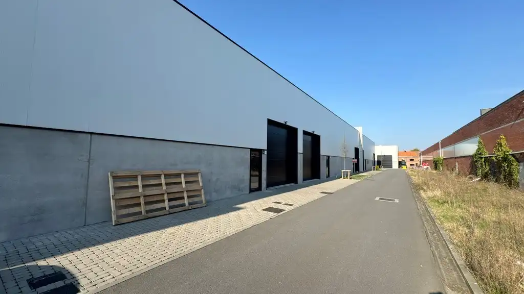 Recent magazijn te huur in bedrijvenpark Westpoort in Zwijndrecht foto {{pictureIndex}}