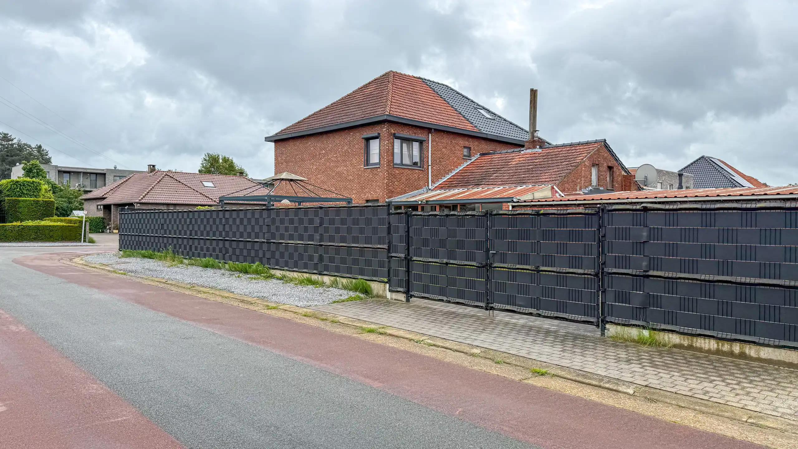 Halfopen woning met tuin en dubbele garage in H-Z! foto 6