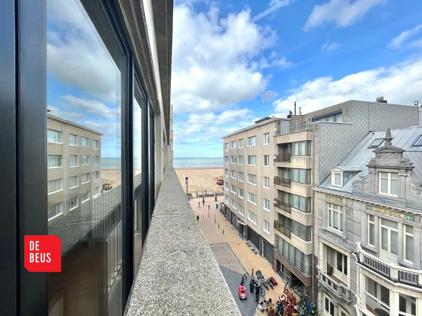 Uiterst verzorgde studio met lateraal zeezicht in hartje centrum foto {{pictureIndex}}