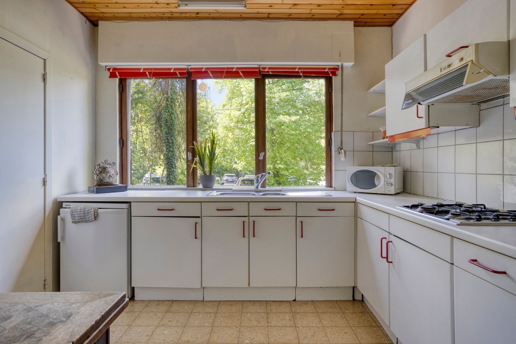 Te renoveren villa op 26a met 5 slaapkamers + praktijkmog. foto 10