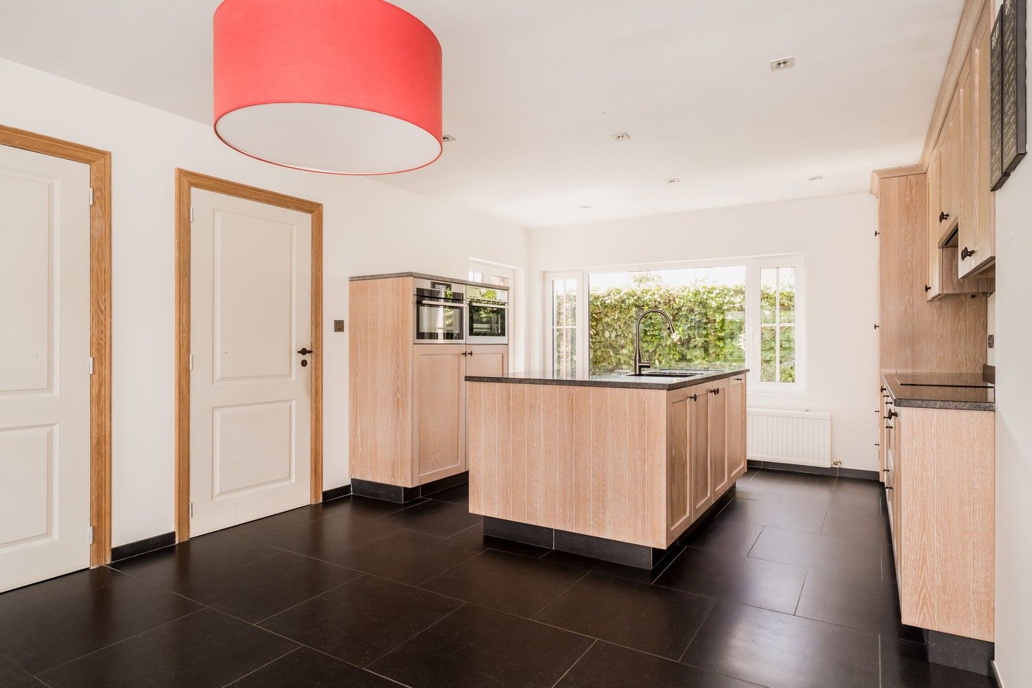 Landelijke woning met ruime opslagplaats op volwassen stuk grond foto 17