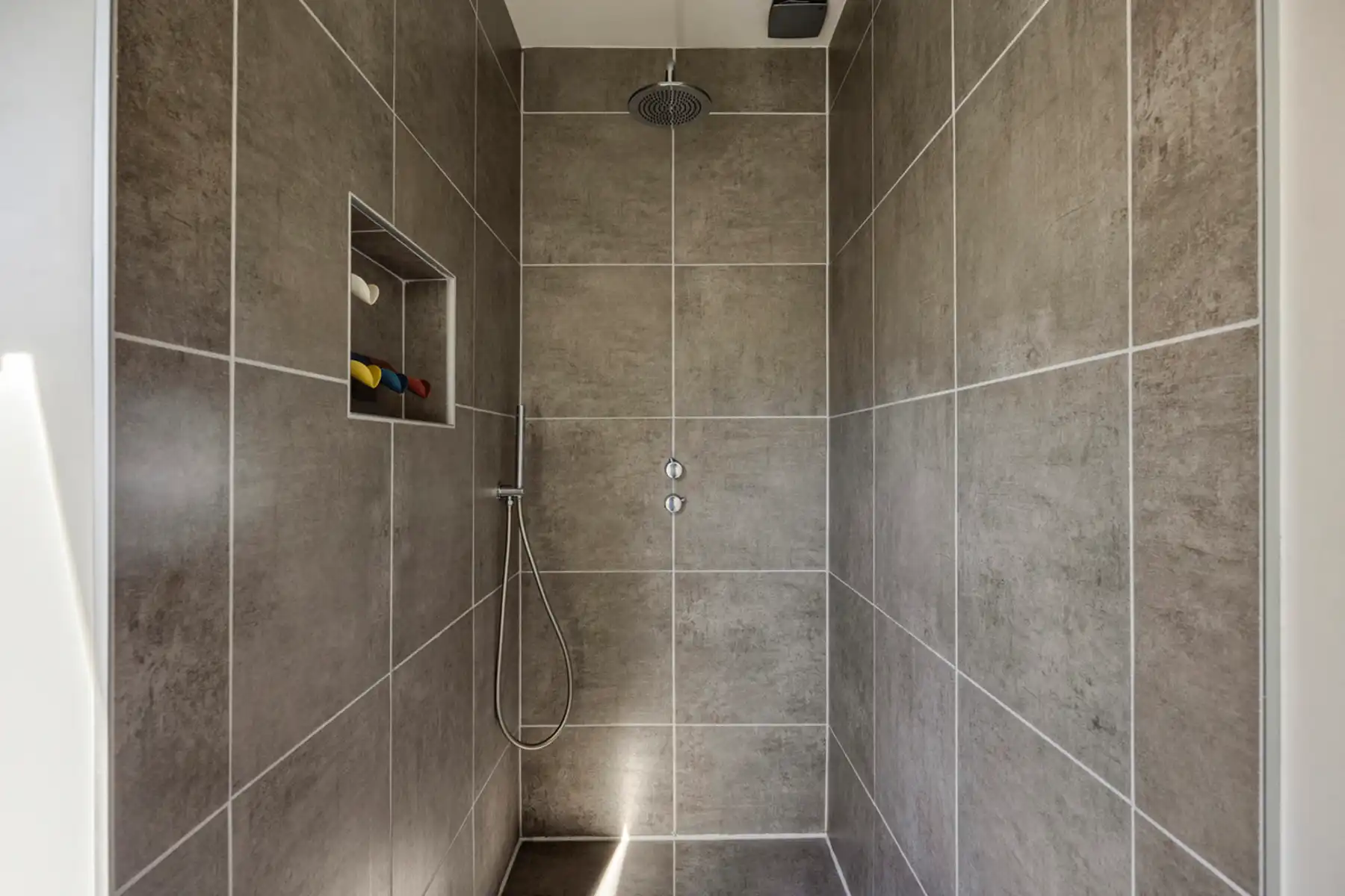 Ruime gerenoveerde centrumwoning met garage foto 23