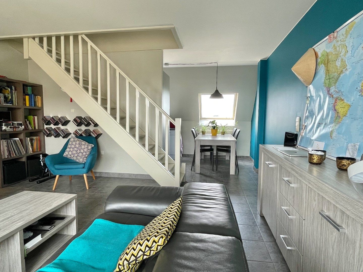 Hedendaags appartement met terras. foto {{pictureIndex}}