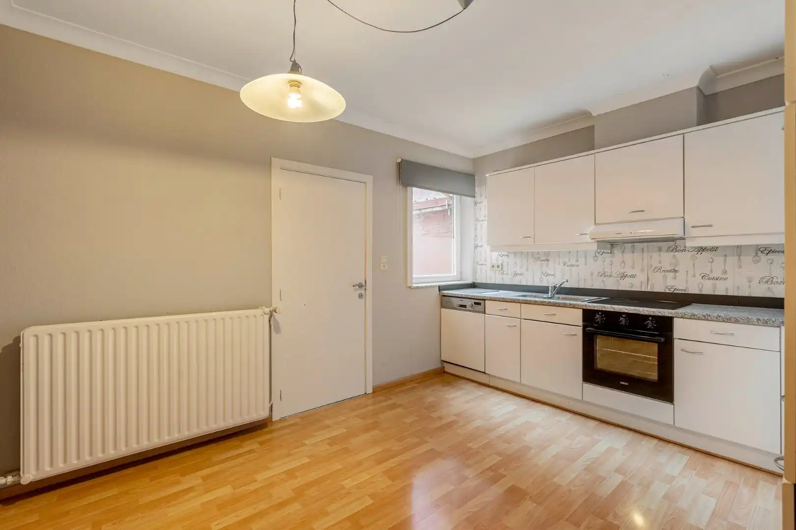 Comfortabel, zeer ruim appartement met 4 slaapkamers, terras en garage in het centrum van Neeroeteren!  foto 15