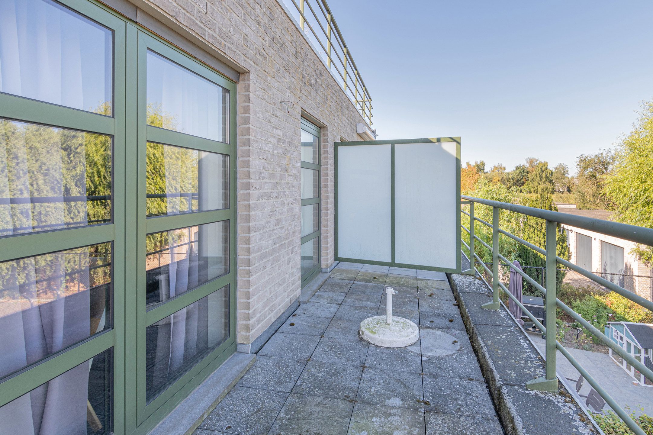 Leuk gelegen 2slpk appartement met terras en garage foto 10