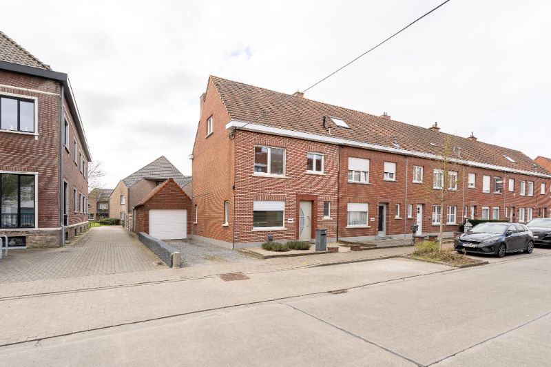 Halfopen woning met 3 slpks en garage foto 2