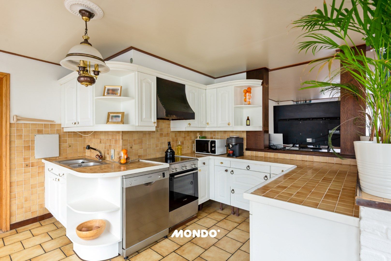 Karaktervolle woning met hangaar! foto 14