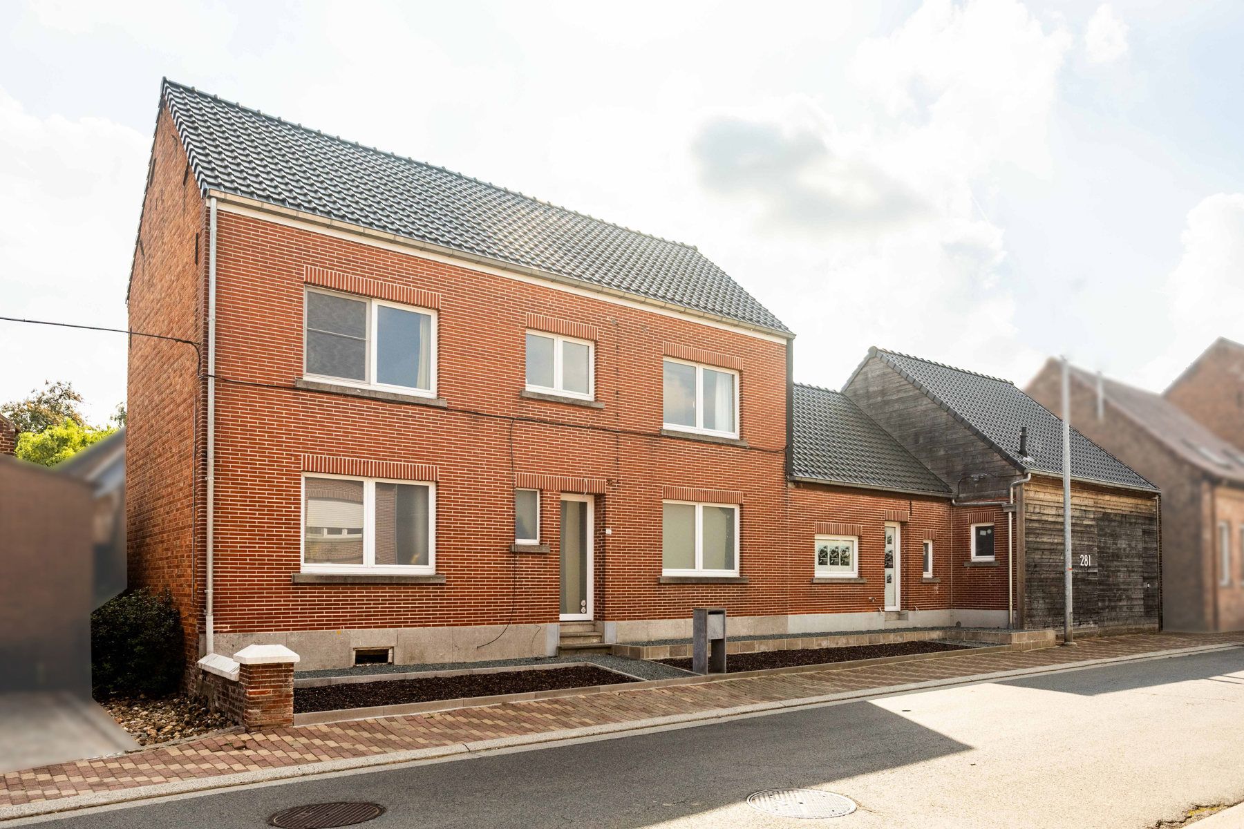 Veelzijdige (dubbele) woning met loods op ruim perceel foto 2