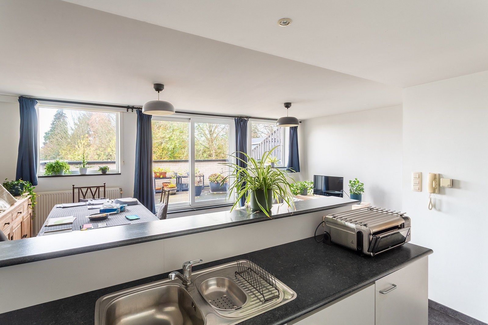 Rustig wonen met zicht op groen: goed onderhouden appartement met groot terras foto 10