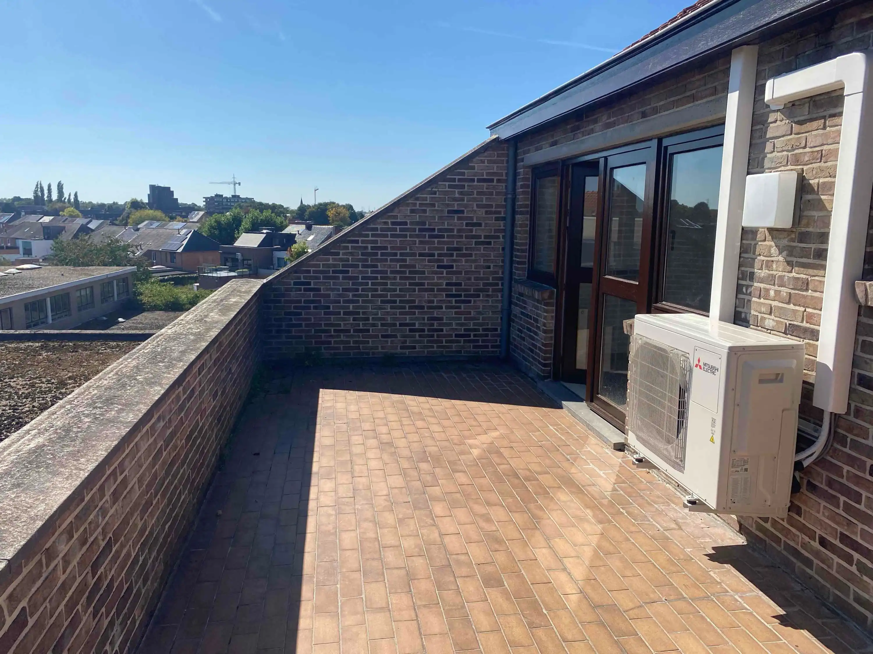 Mooi centraal gelegen appartement met ruim terras op de derde verdieping foto 3
