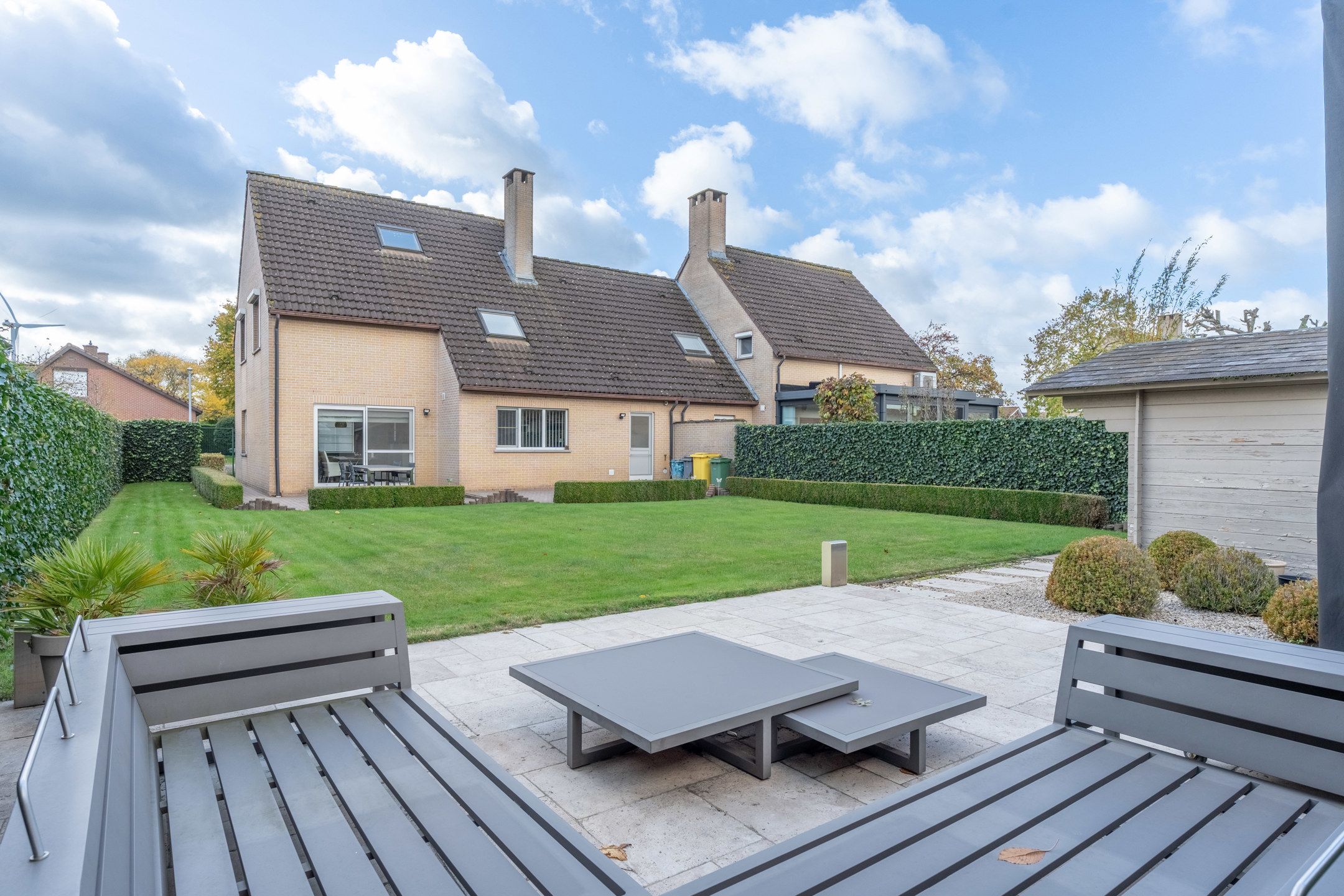 Ruime gezinswoning met 4 slpk's, tuin en garage te Turnhout. foto {{pictureIndex}}