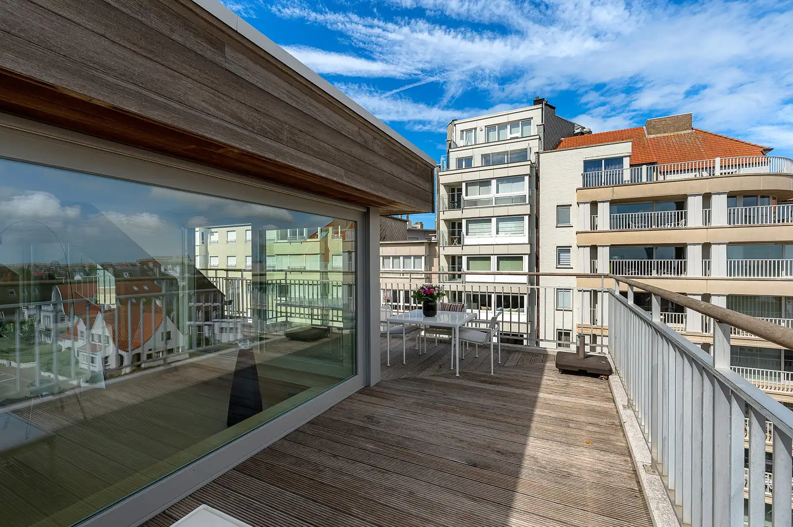 Sublieme zonnige penthouse met ruime terrassen en zijdelings zeezicht. foto 23