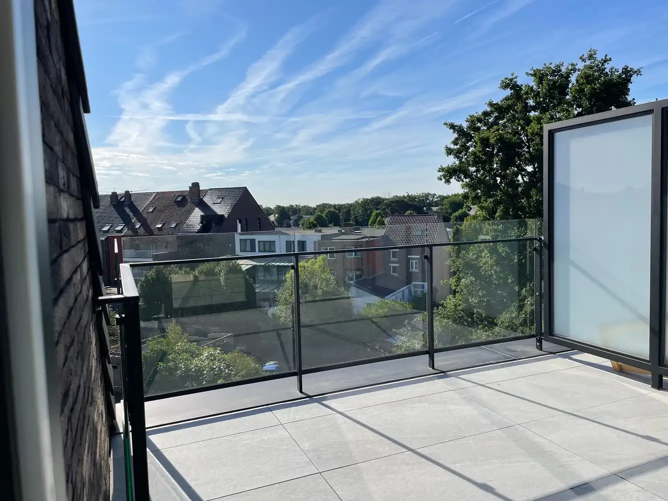 Modern appartement met 1 slaapkamer en een ruim terras foto 10