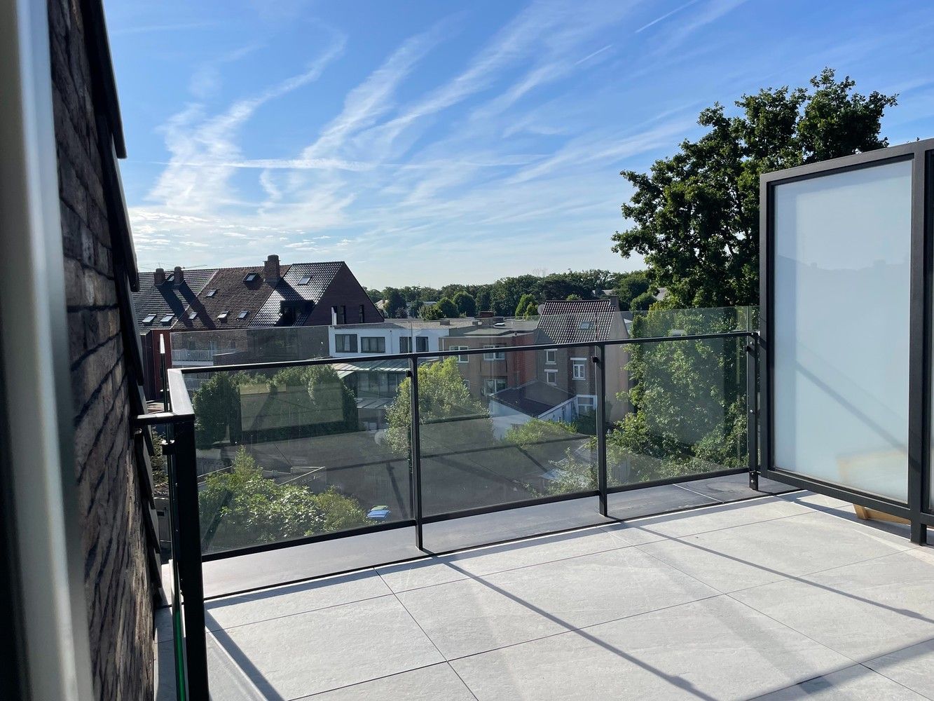 Modern appartement met 1 slaapkamer en een ruim terras foto 8