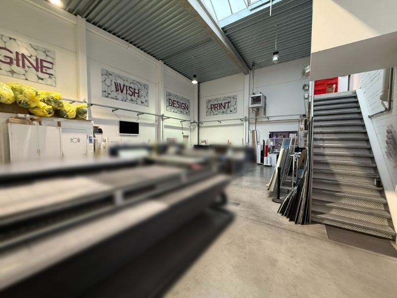 Modern bedrijfsgebouw met magazijn en kantoren foto 3
