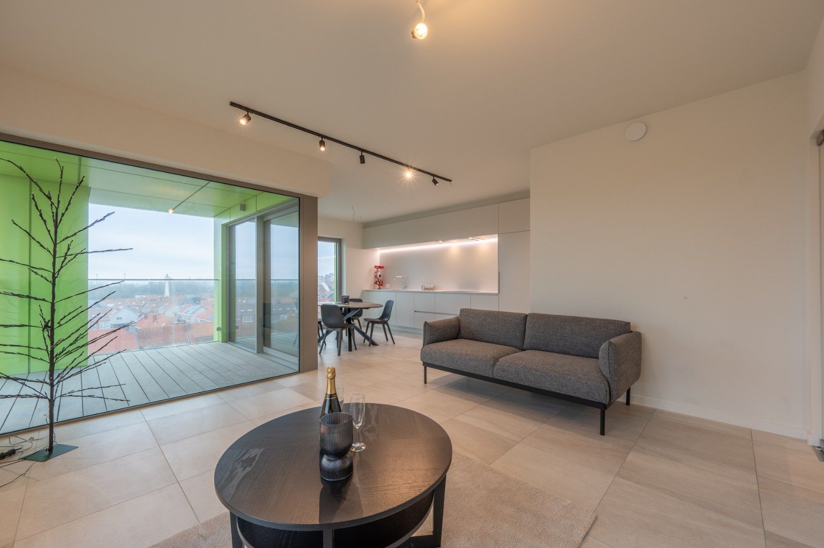 Ruim en lichtrijk appartement met open zicht en zonnig terras, in het centrum van Heist en op enkele passen van de zee foto {{pictureIndex}}