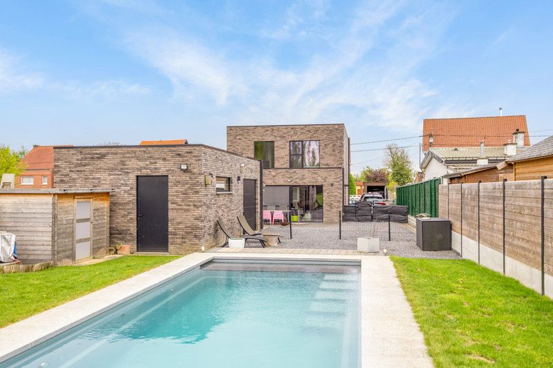 Recente, instapklare woning met garage en zwembad foto 29