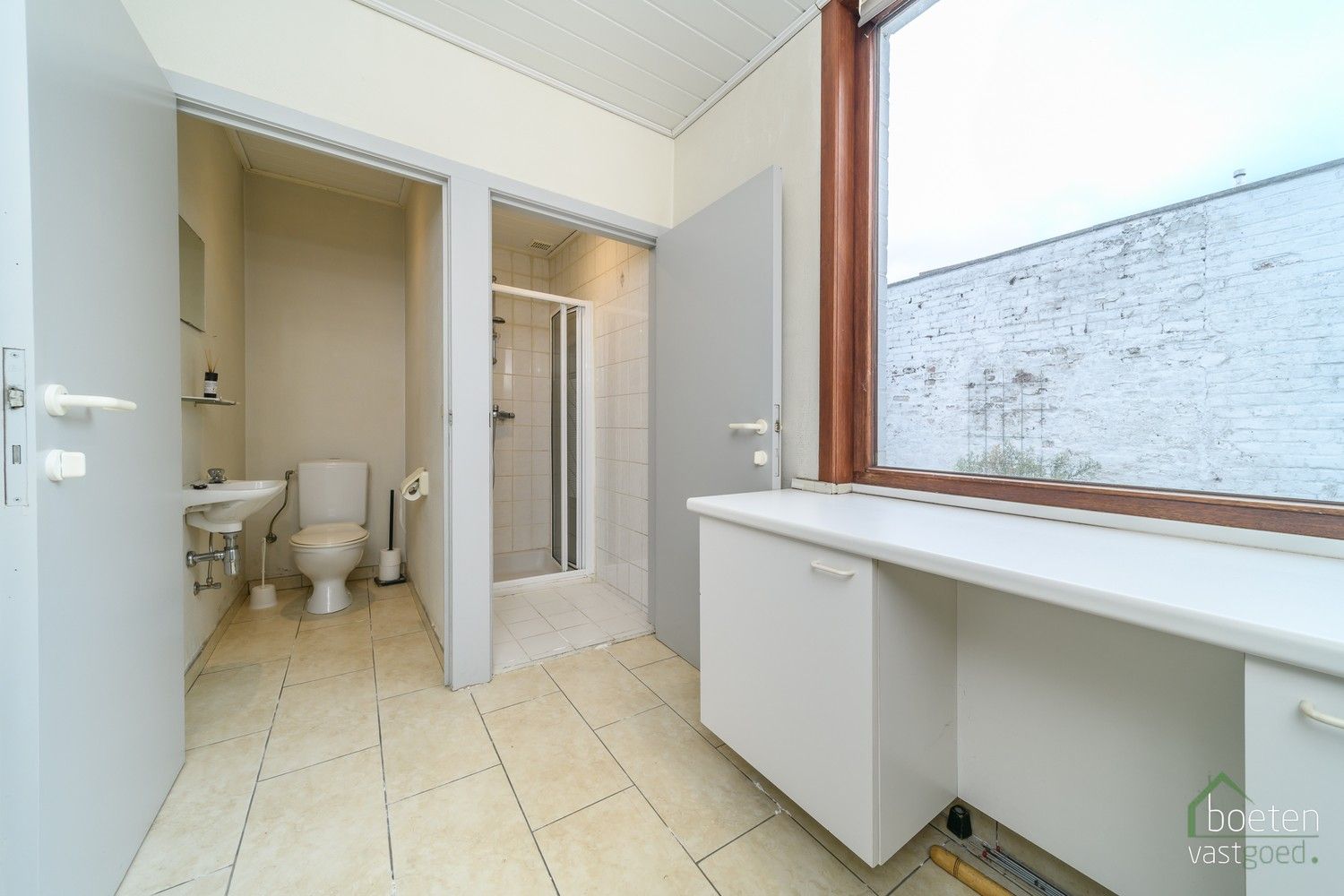 VEURNE: Heel degelijk woonhuis, met zeker enkele nodige werken maar anderzijds ook met leefbaar comfort, 4 slpks, zonnig terras en dubbele garage. foto 11