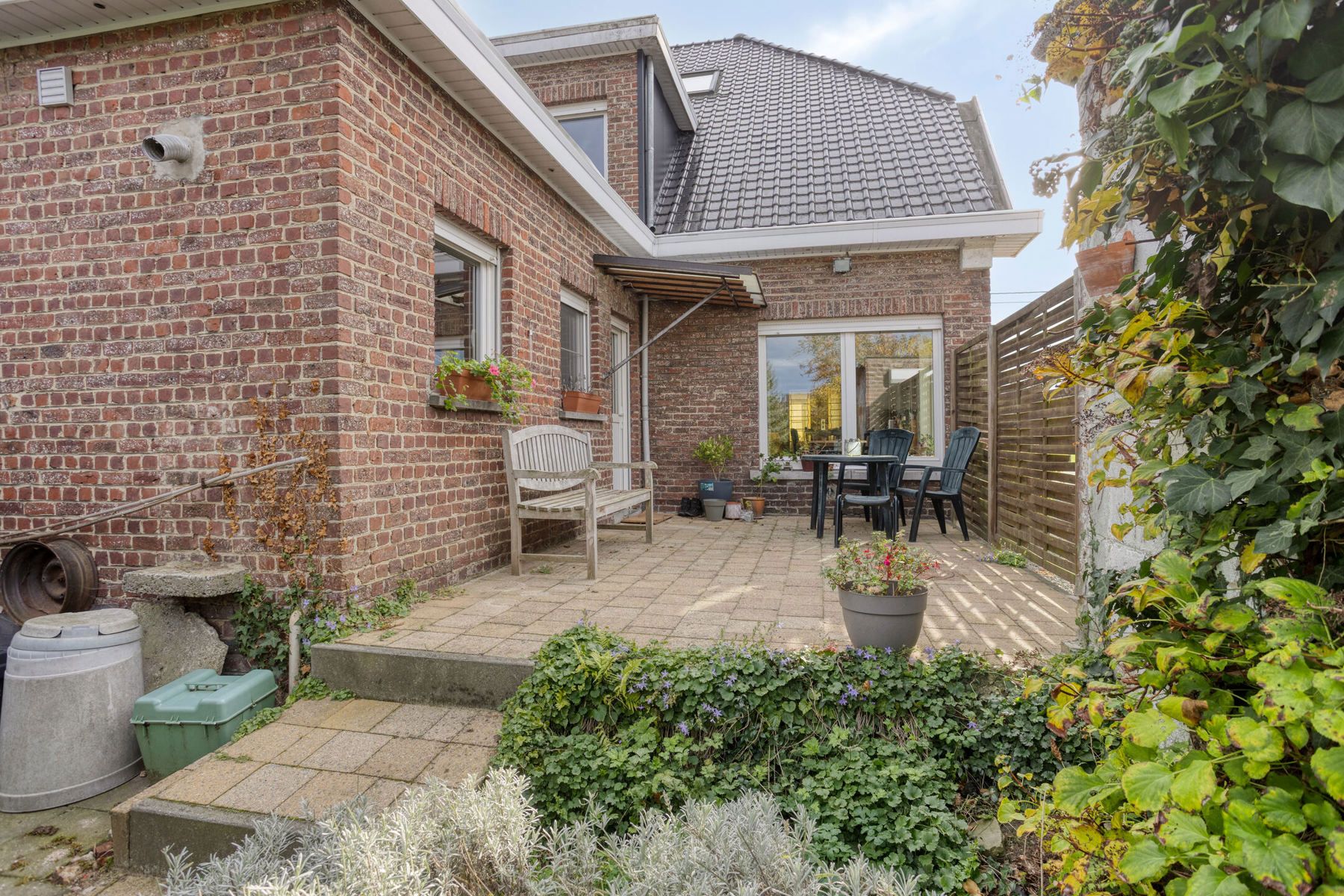 Te moderniseren halfopen woning met tuin en garage foto 27