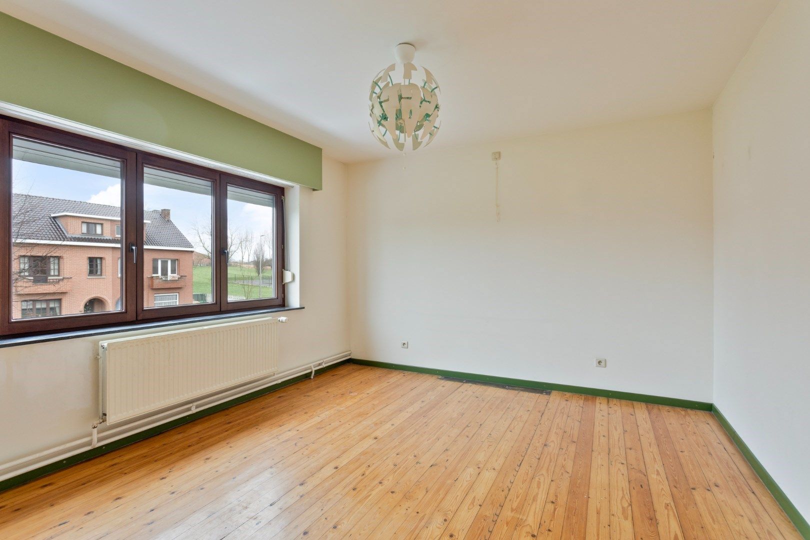 Verrassend ruime woning met knap terras en diepe tuin foto 16