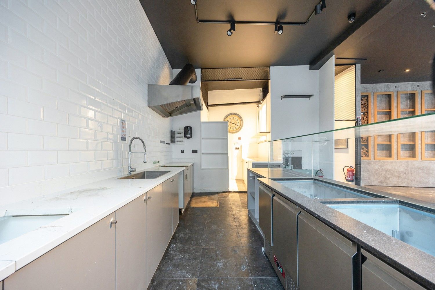 Handelsgelijkvloers te huur op uitstekende hoeklocatie foto 6