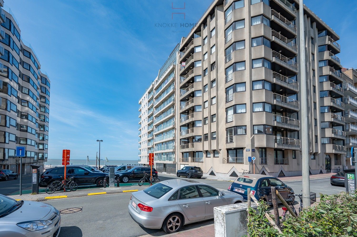 Zuidgericht gemeubeld appartement met zonnig terras te Duinbergen foto 1