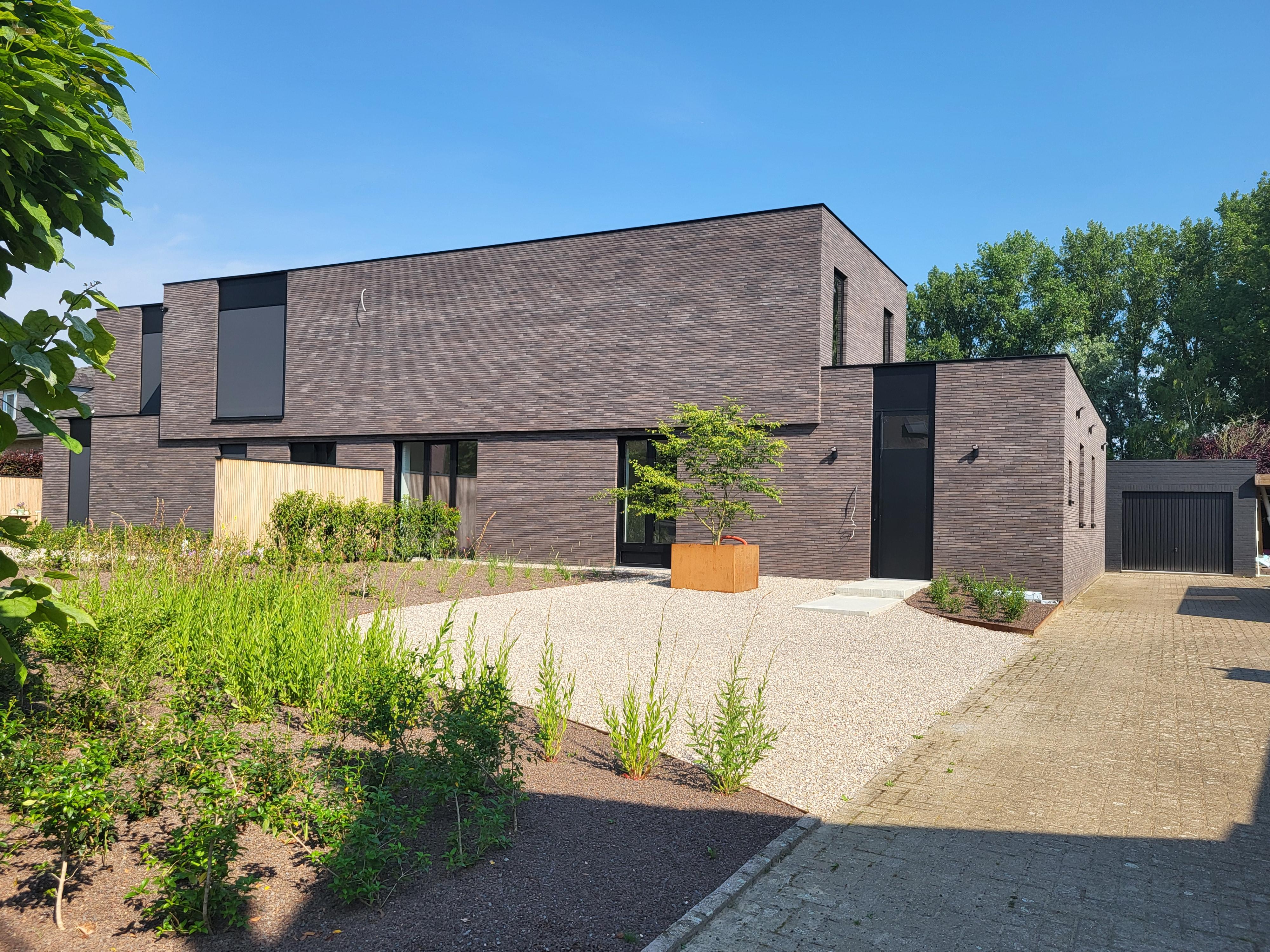 Prachtige moderne woning met bewoonbare oppervlakte van 166m² op 1209m² met zonnige tuin en garage.  foto {{pictureIndex}}