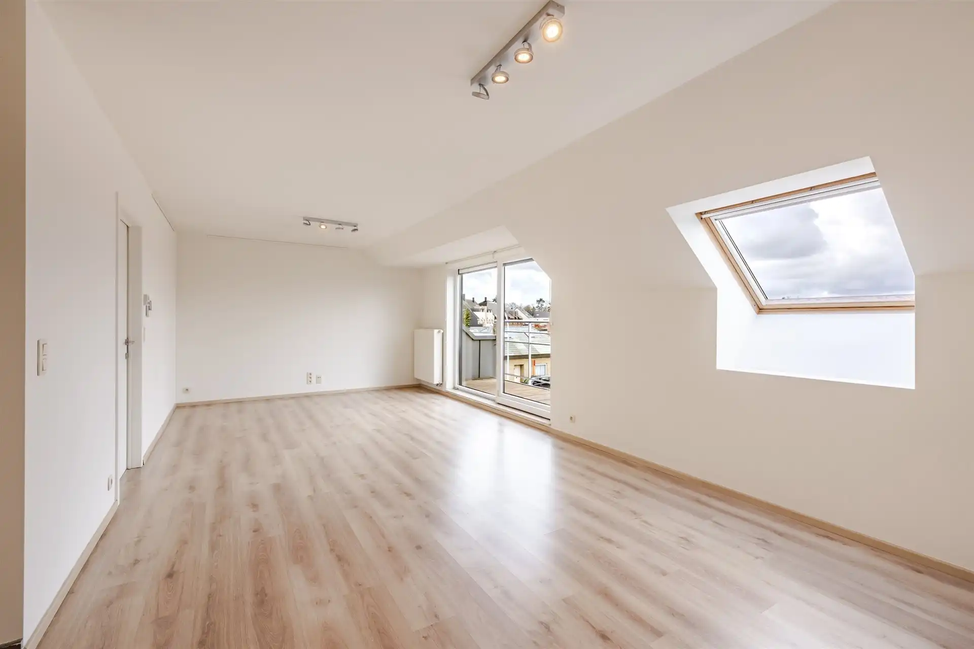 Instapklaar appartement met garagebox, centrum Laarne! foto 9