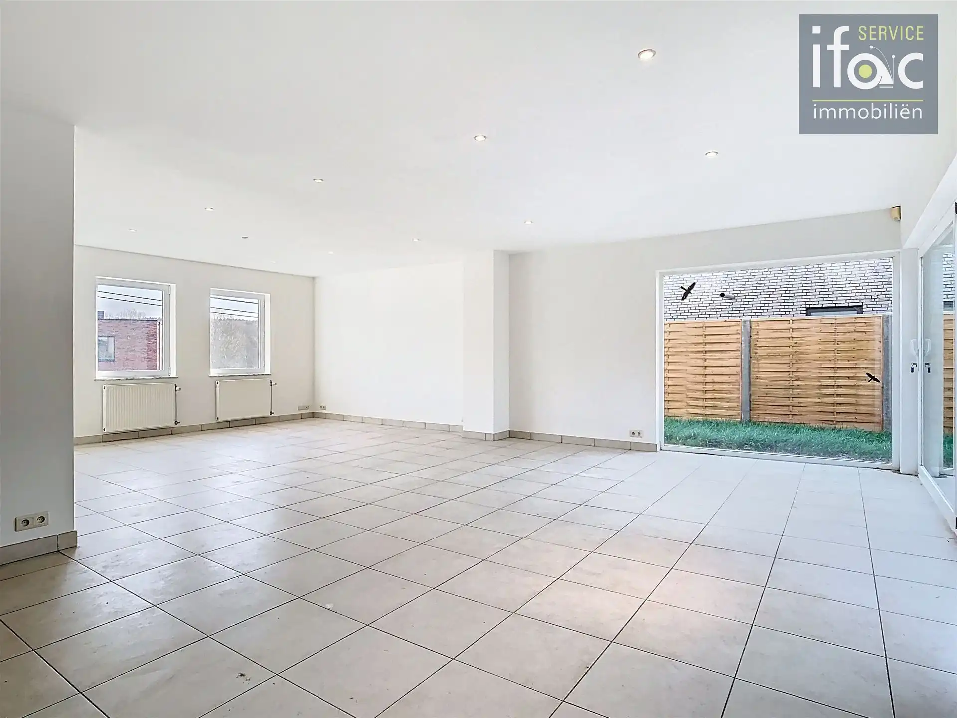 Villa met 4 slaapkamers, 2 badkamers, tuin en garages foto 7