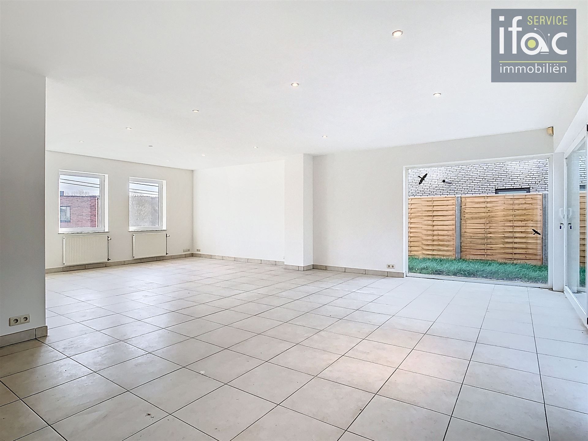 Villa met 4 slaapkamers, 2 badkamers, tuin en garages foto 7