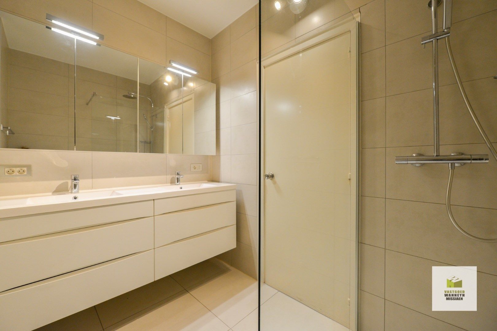 Gerenoveerd 3slpk appartement met 3 terrassen en ondergrondse staanplaats te centrum Brugge foto 27