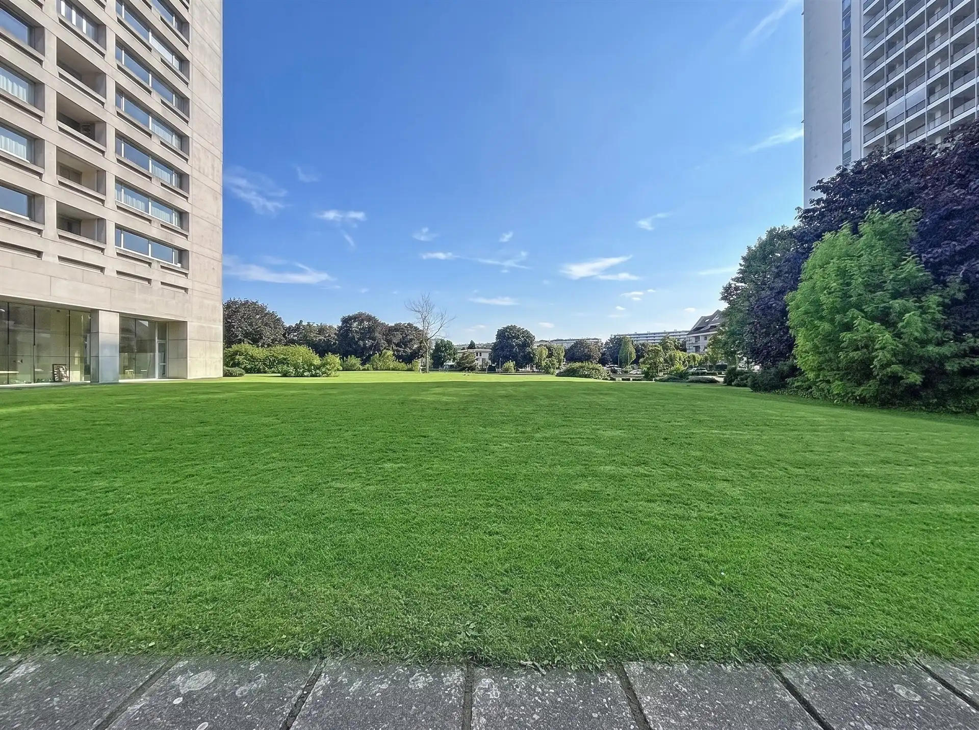 Instapklaar appartement met 2 slaapkamers en garage op toplocatie in Linkeroever! foto 4