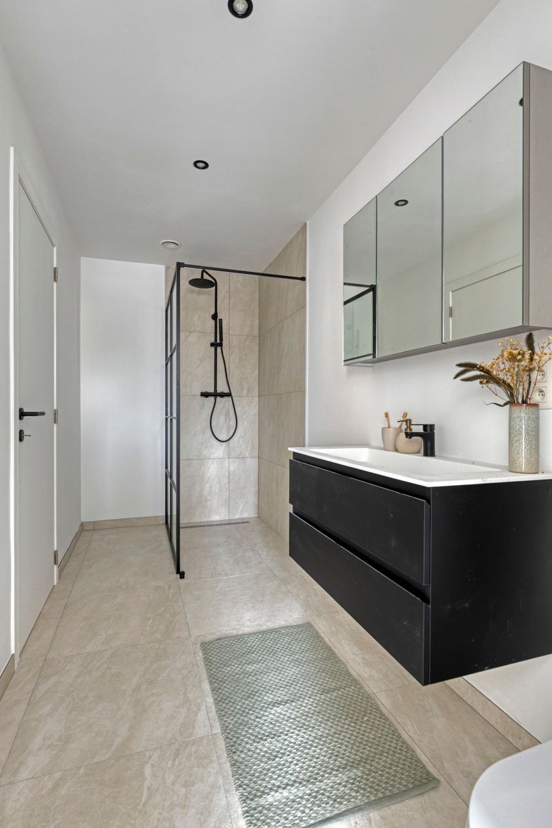 Energiezuinige vernieuwde woning met 4 slaapkamers. foto 16