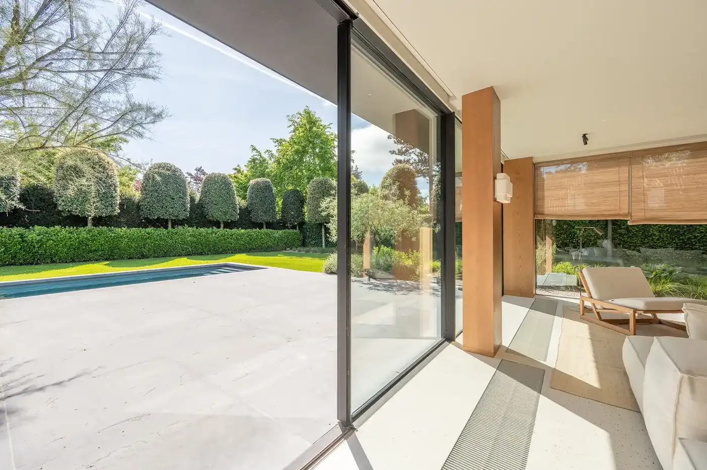 Luxueus gerenoveerde villa met zwembad op een toplocatie in een rustige residentiële wijk van het Zoute. foto 13