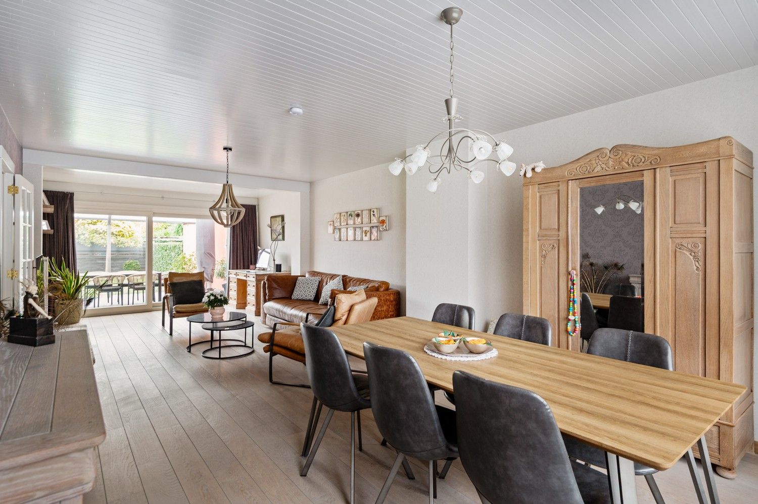 Prachtige recent gerenoveerde gezinswoning met tuin en garage in hartje Brasschaat foto 3