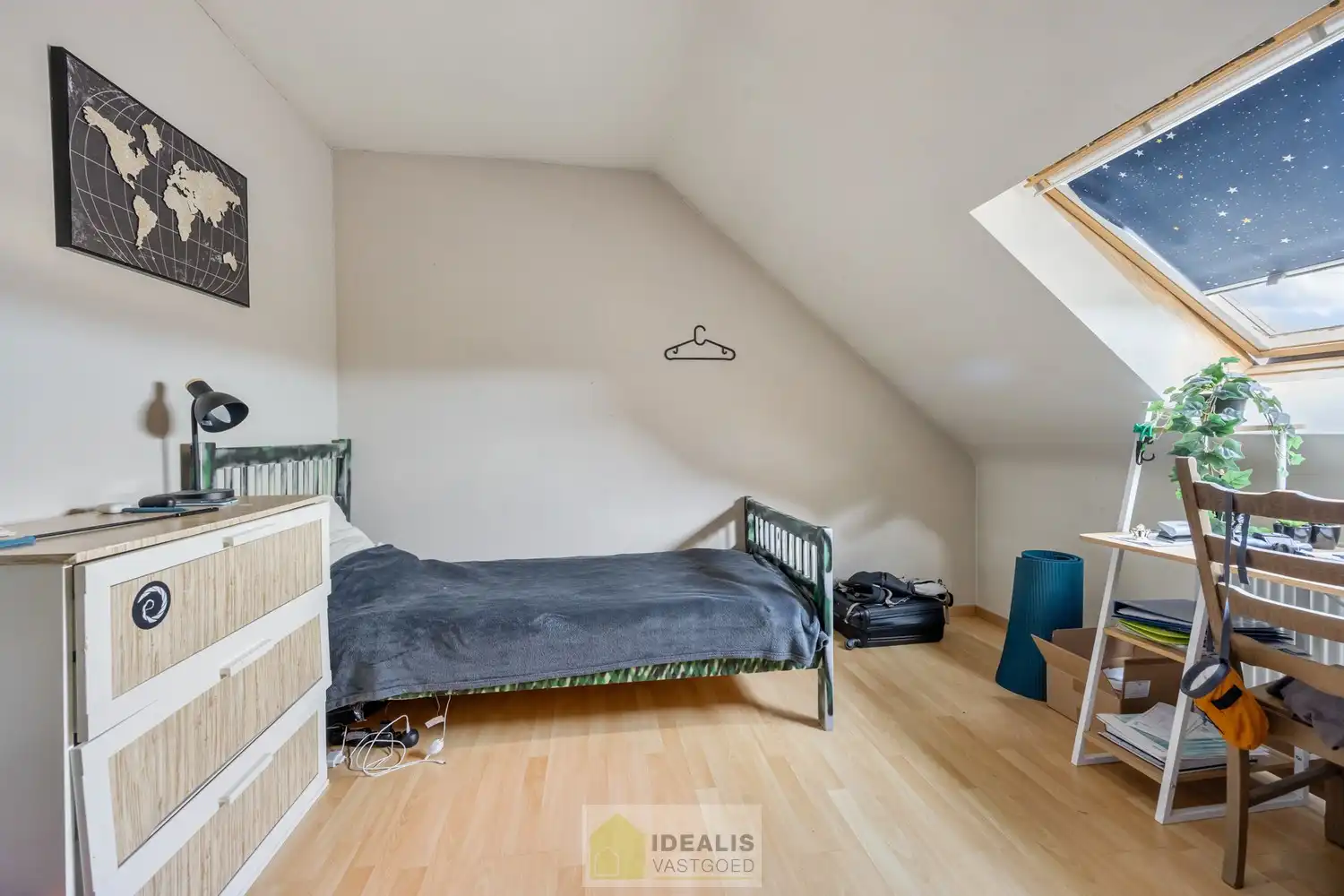 IDEALIS VASTGOED – KNAP APPARTEMENT GELEGEN OP UITERST CENTRALE LOCATIE TE OVERPELT, PELT. Dit knappe appartement met bouwjaar 2000 omvat een aangename ca.72m² en  biedt plaats aan een lichtrijke leefruimte met aansluitend goed onderhouden keuken, 2 knappe slaapkamers, badkamer en dakterras! Een fraai appartement, zeer geschikt voor kandidaten op zoek naar betaalbare woonruimte vlak bij het centrum van (Over)Pelt! foto 14