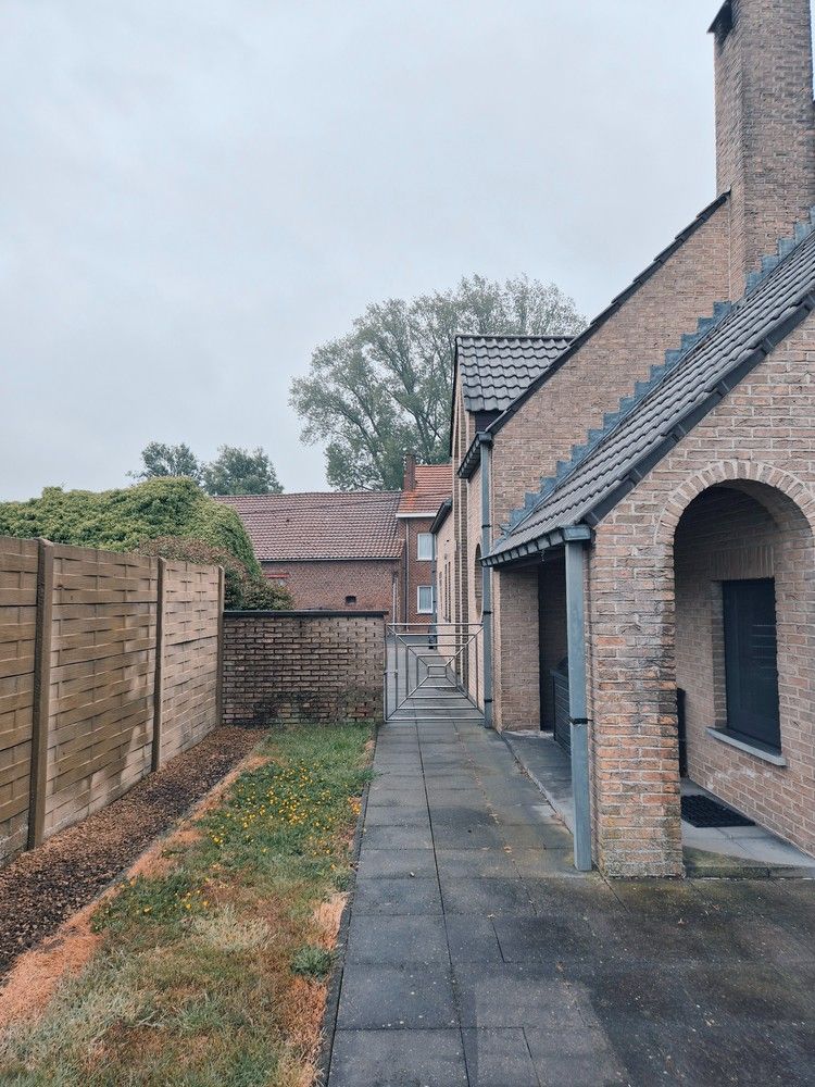Prachtige villa uit de jaren 90 met drie slaapkamers en grote tuin! foto 35