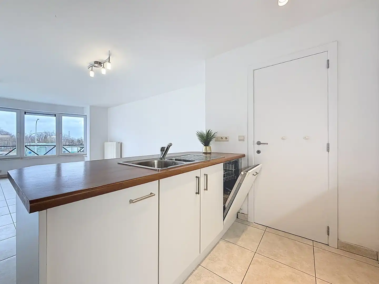 Instapklaar appartement met 2 slaapkamers aan de waterlijn van Nieuwpoort-stad. foto 5